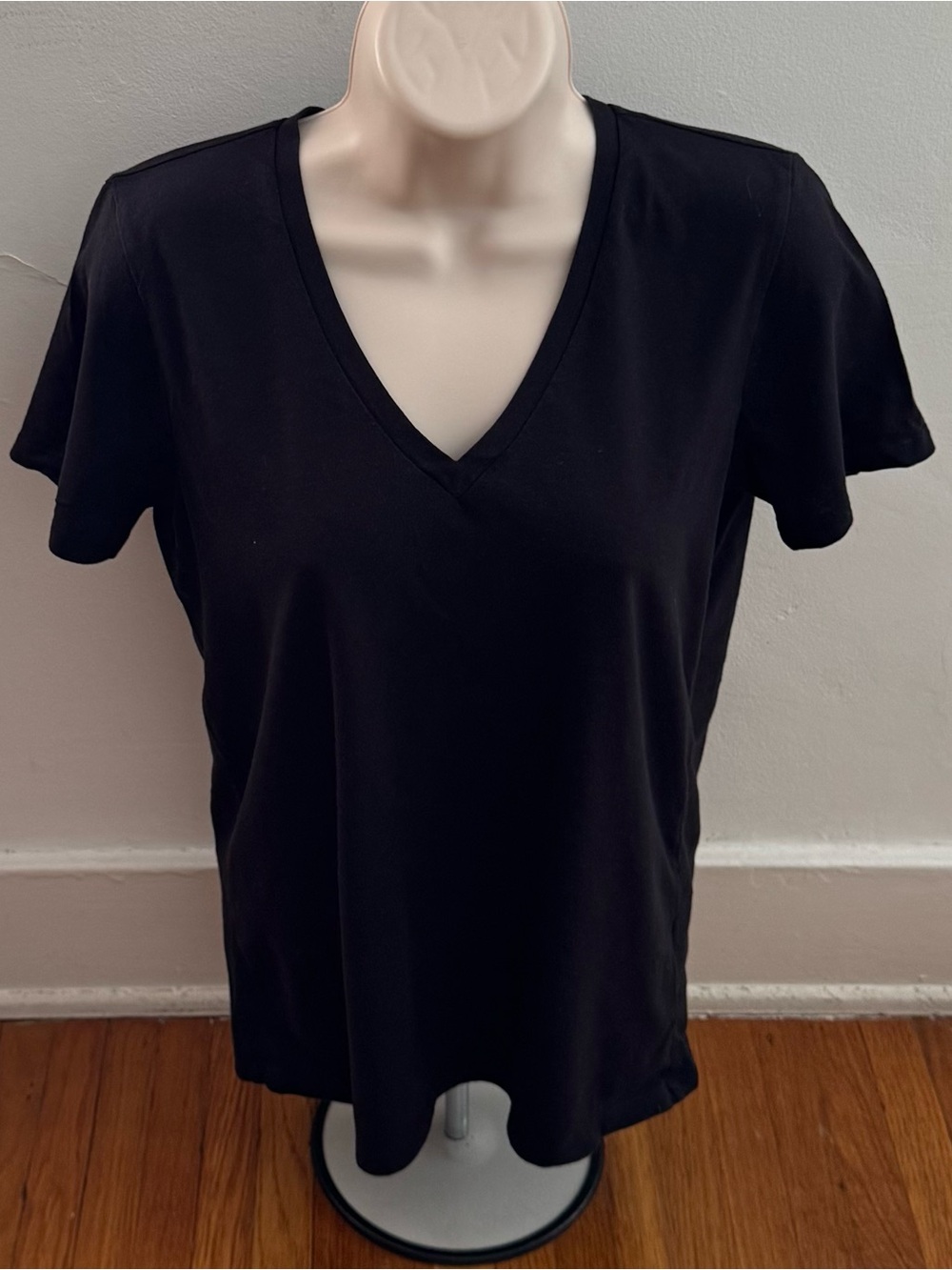 Everlane Black V-Neck 100% organic cotton Short Sleeve Tee, size M quiet luxury